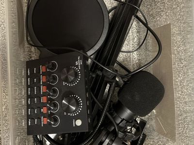 Podcast V8 Live Sound Card Studio Microphone Kit with Pop Filter and Arm Stand - Complete Set podcast