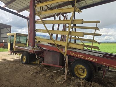 New Holland 1069 Bale wagon – Self propelled