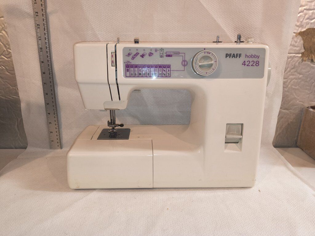 MINT - Hobby 4228 Sewing Machine w/ Case , Cord ++