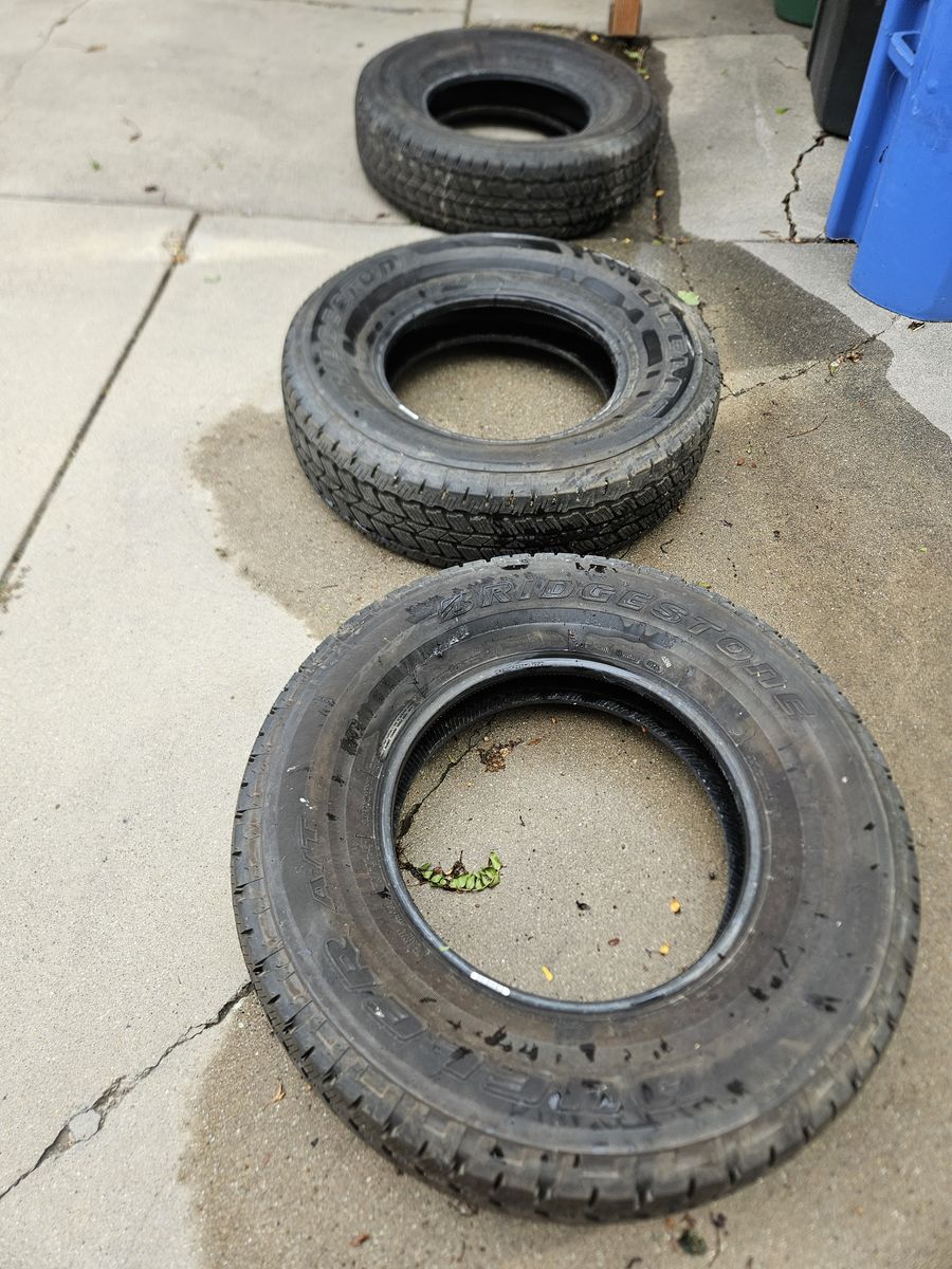 Bridgstone Dueler A/T  255/75R17