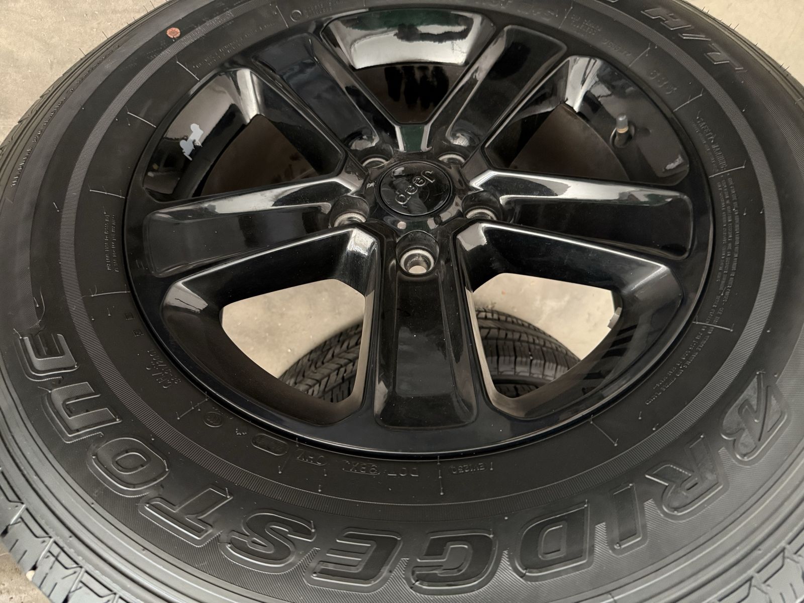 5 Jeep wheels and tires 255/70r18