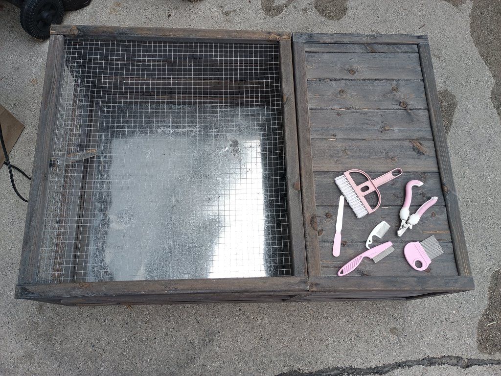 Wooden Tortoise & Small Animal Hutch Enclosure with Metal Tray and Grooming Accessories