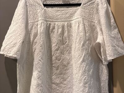 Cute Women’s Gap Eyelet Top/Blouse XL