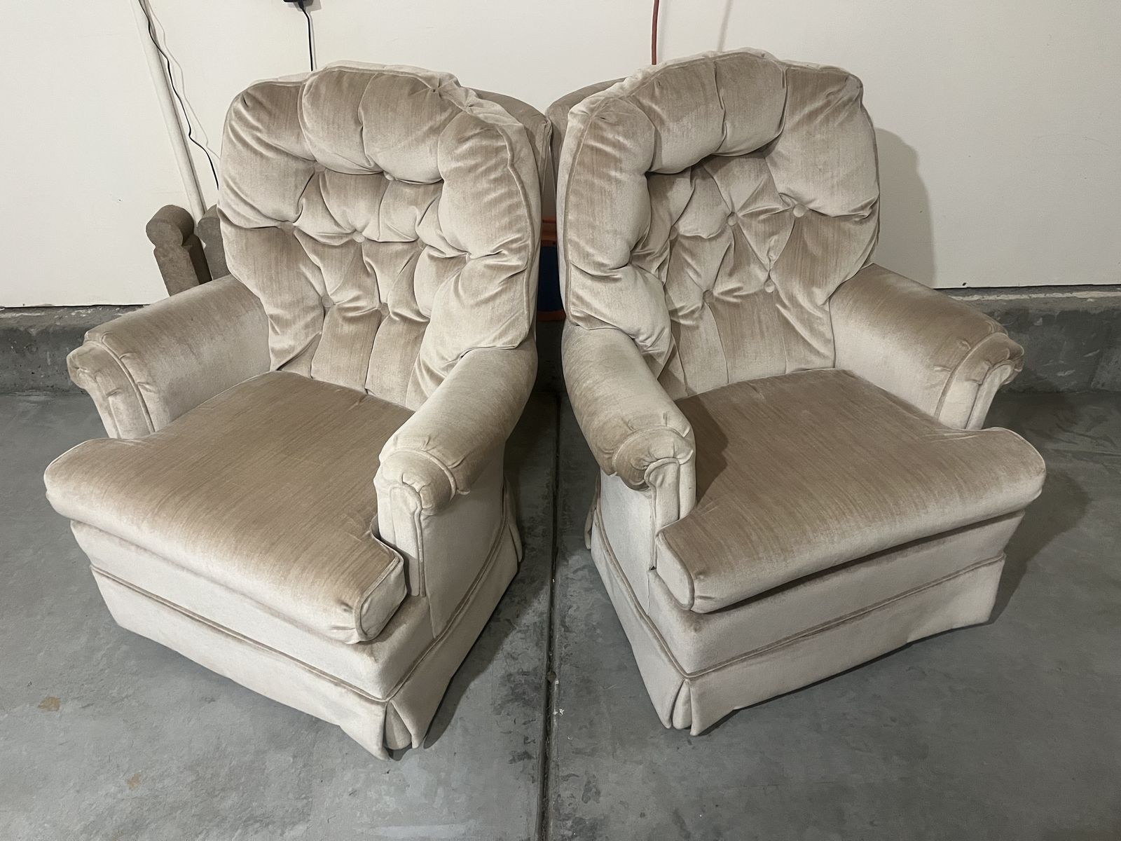 Best Brand Set of 2 Vintage Tufted Velvet Armchairs in Beige