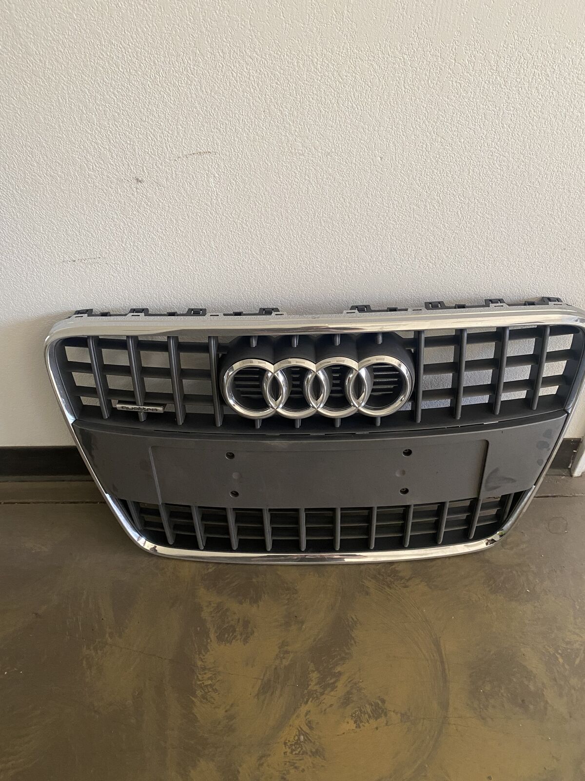 2010‑2015 Audi Q7 Front Center Upper Main Grille