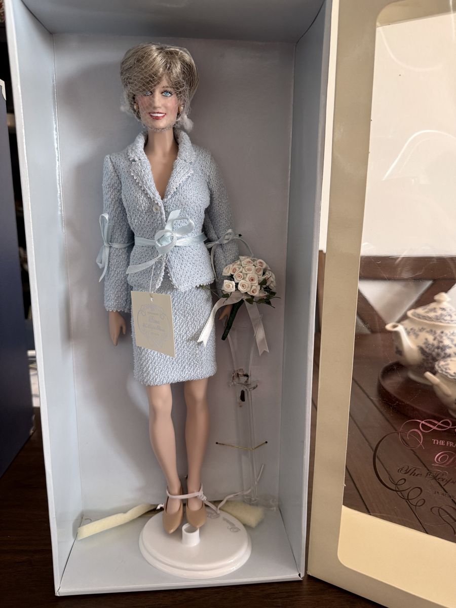 Franklin Mint Princess Diana Vinyl Portrait Doll with Wardrobe, Outfits & Accessories NIB