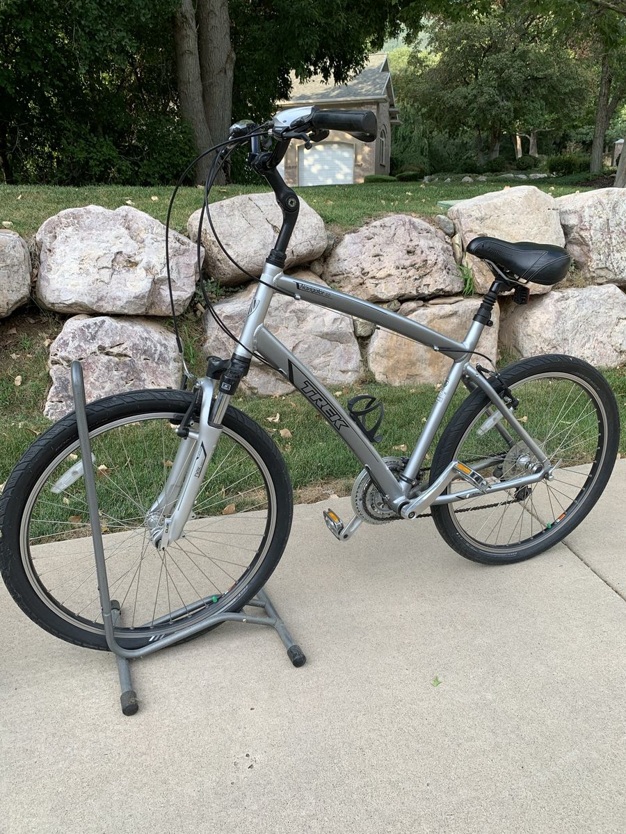 Trek navigator 3.0/21 in.silver/comfort commuter/3 x 8 Shimano drivetrain/compares to 10+ speed gear system/low miles