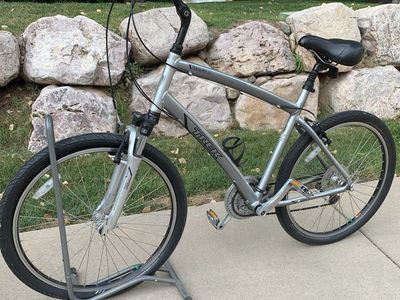 Trek navigator 3.0/21 in.silver/comfort commuter/3 x 8 Shimano drivetrain/compares to 10+ speed gear system/low miles