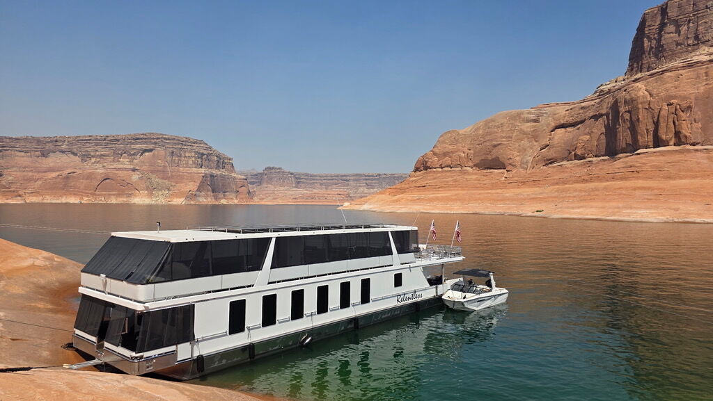 NEW! Houseboat 100' x 20' 5 Bedroom / 4 Bathroom RELENTLESS Antelope Point Marina