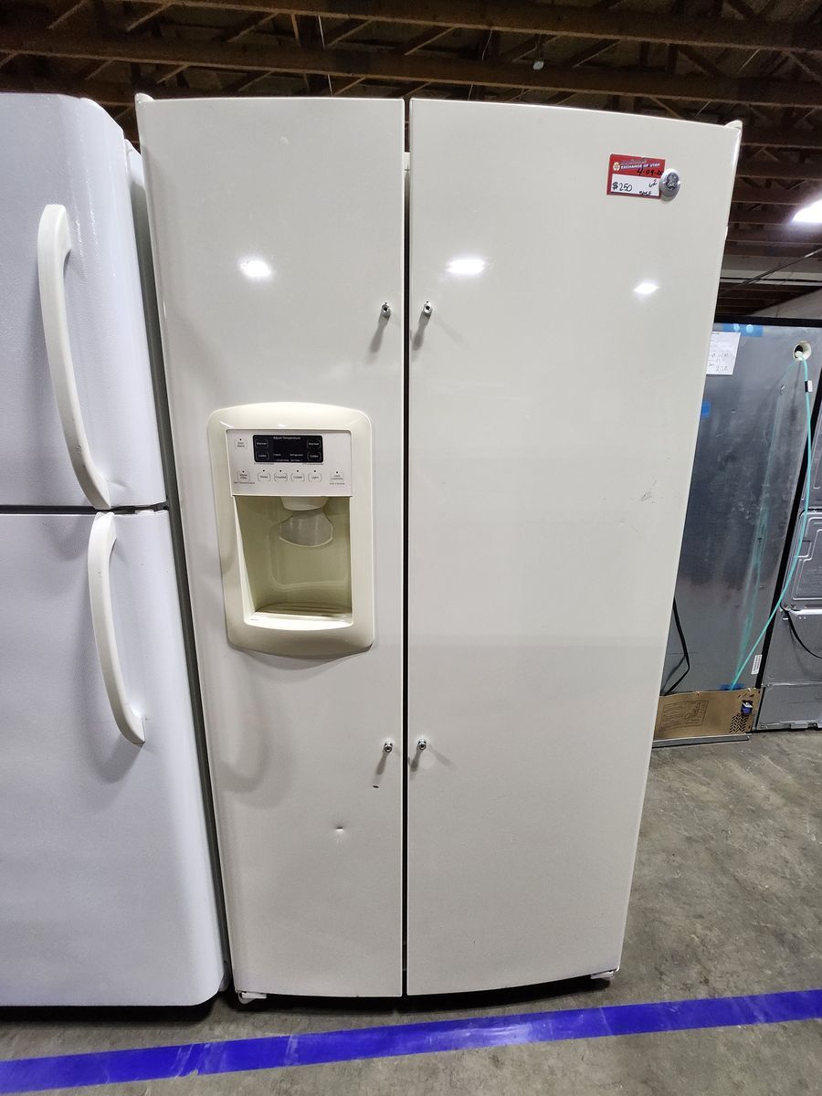 BEAUTIFUL GE SIDE BY SIDE FRIDGE! W-WARRANTY