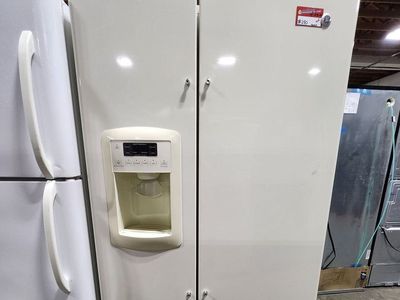 BEAUTIFUL GE SIDE BY SIDE FRIDGE! W-WARRANTY
