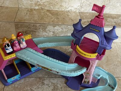 Fisher-Price Little People Princess Klip Klop Stable Castle with 3 Princesses & Horses