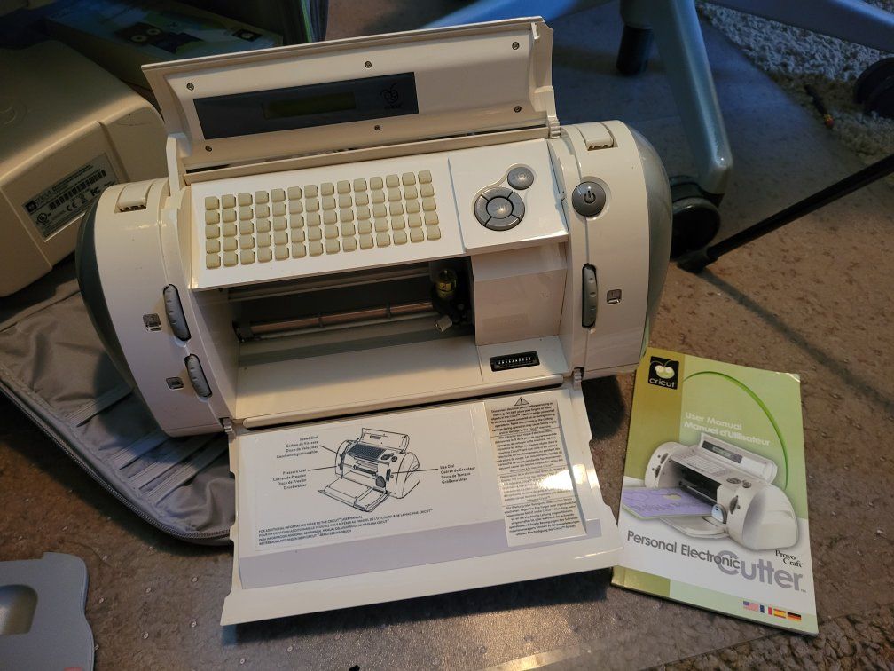 Cricut personal electronic cutter w/ 8 cartridges & keypads