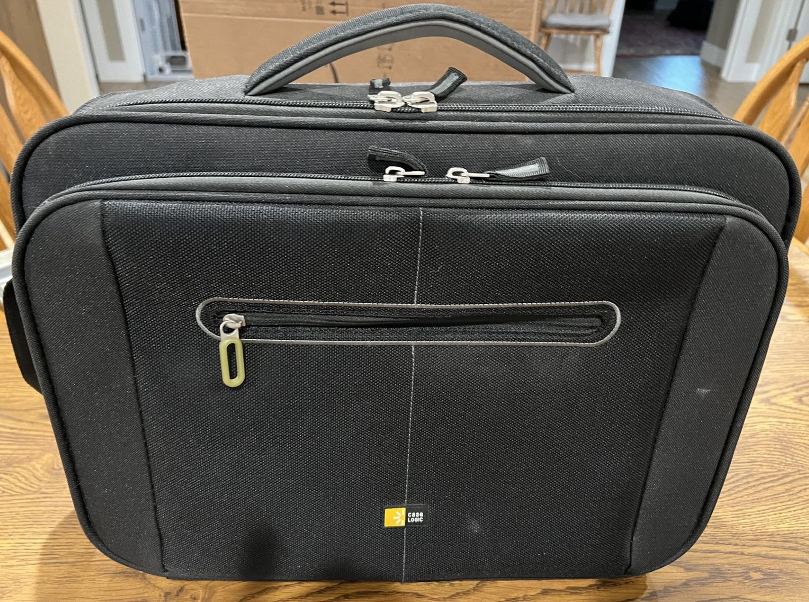Case Logic Black Computer Laptop Shoulder Bag/Briefcase with Multiple Pockets