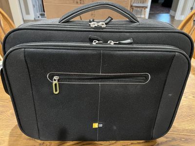 Case Logic Black Computer Laptop Shoulder Bag/Briefcase with Multiple Pockets