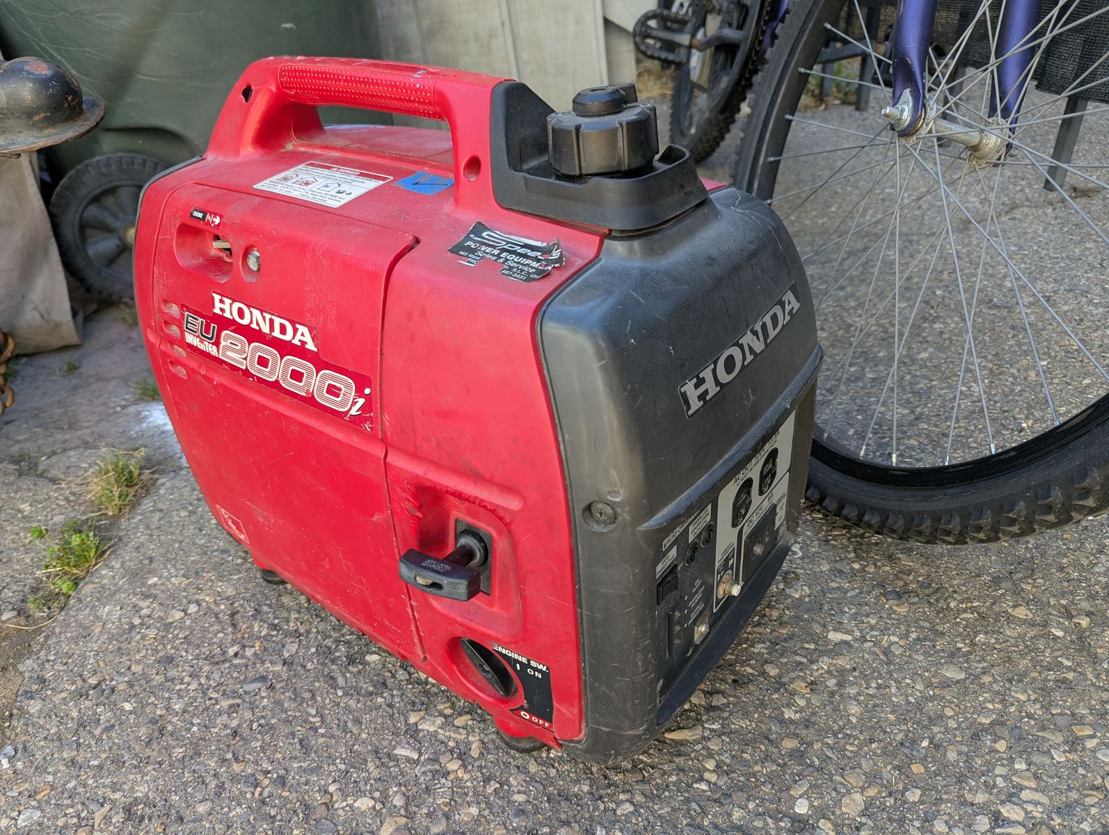 HONDA GENERATOR EU 2000 INVERTER. It runs strong and well