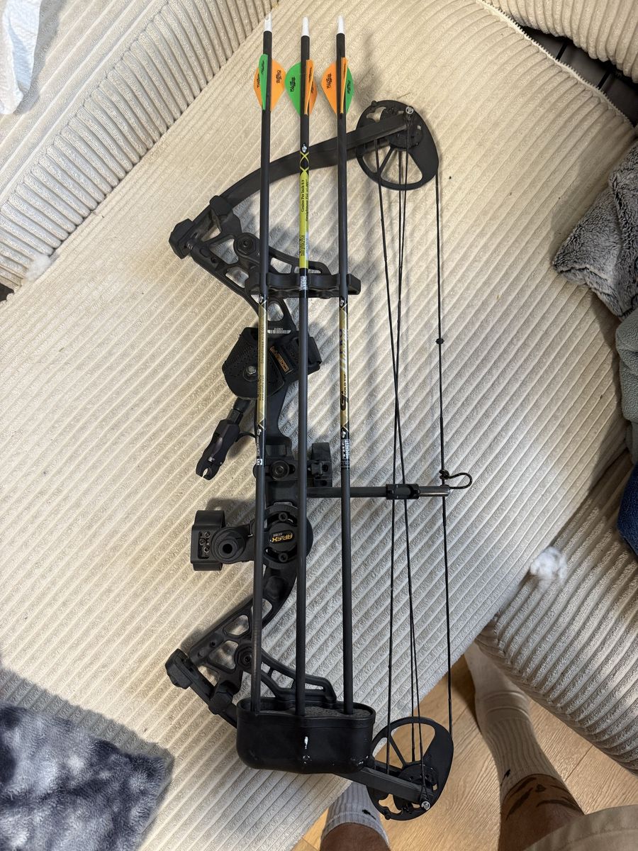 Diamond Archery Edge 320 Compound Bow Package - Right Handed, Black, Excellent Condition