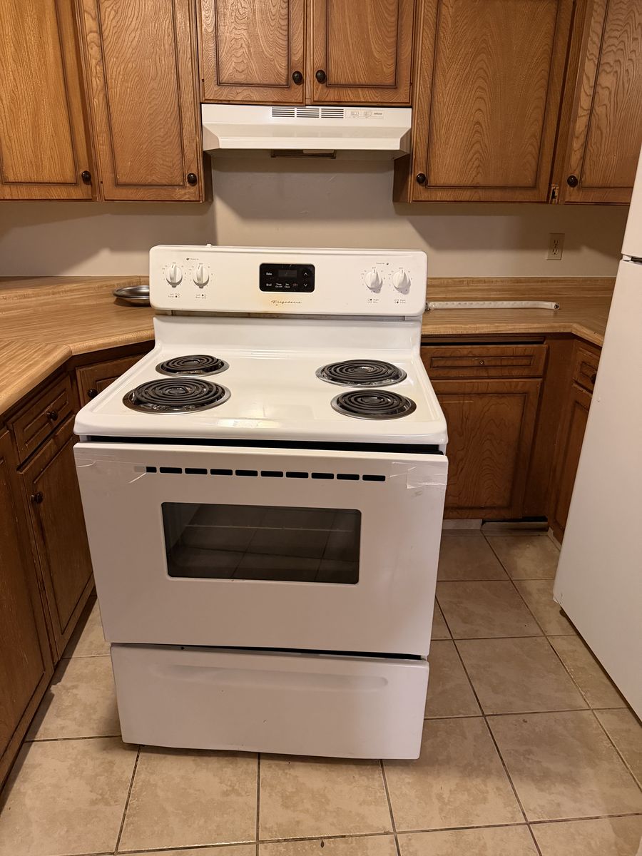 Frigidaire Electric Range white Stove Oven
