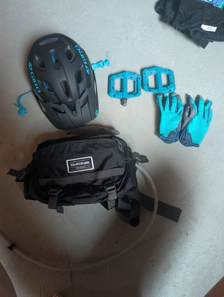 Giro & Dakine Mountain Bike Kit: Helmet, Hydration Pack, Pedals, Gloves - Black/Blue M/L