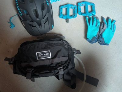 Giro & Dakine Mountain Bike Kit: Helmet, Hydration Pack, Pedals, Gloves - Black/Blue M/L