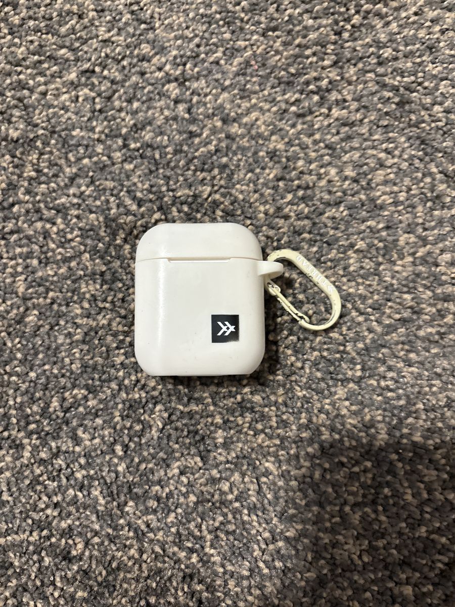 Gen 2 Apple Airpods (comes with case)