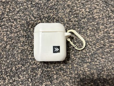 Gen 2 Apple Airpods (comes with case)