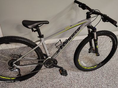 2018 Specialized Pitch 27.5 Mens Comp - New Condition - Medium