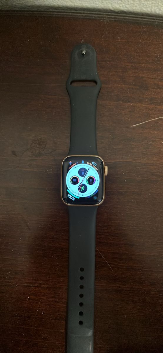 Apple Watch SE (1st Gen) GPS 40mm Gold Aluminum Case with Midnight Sport Band