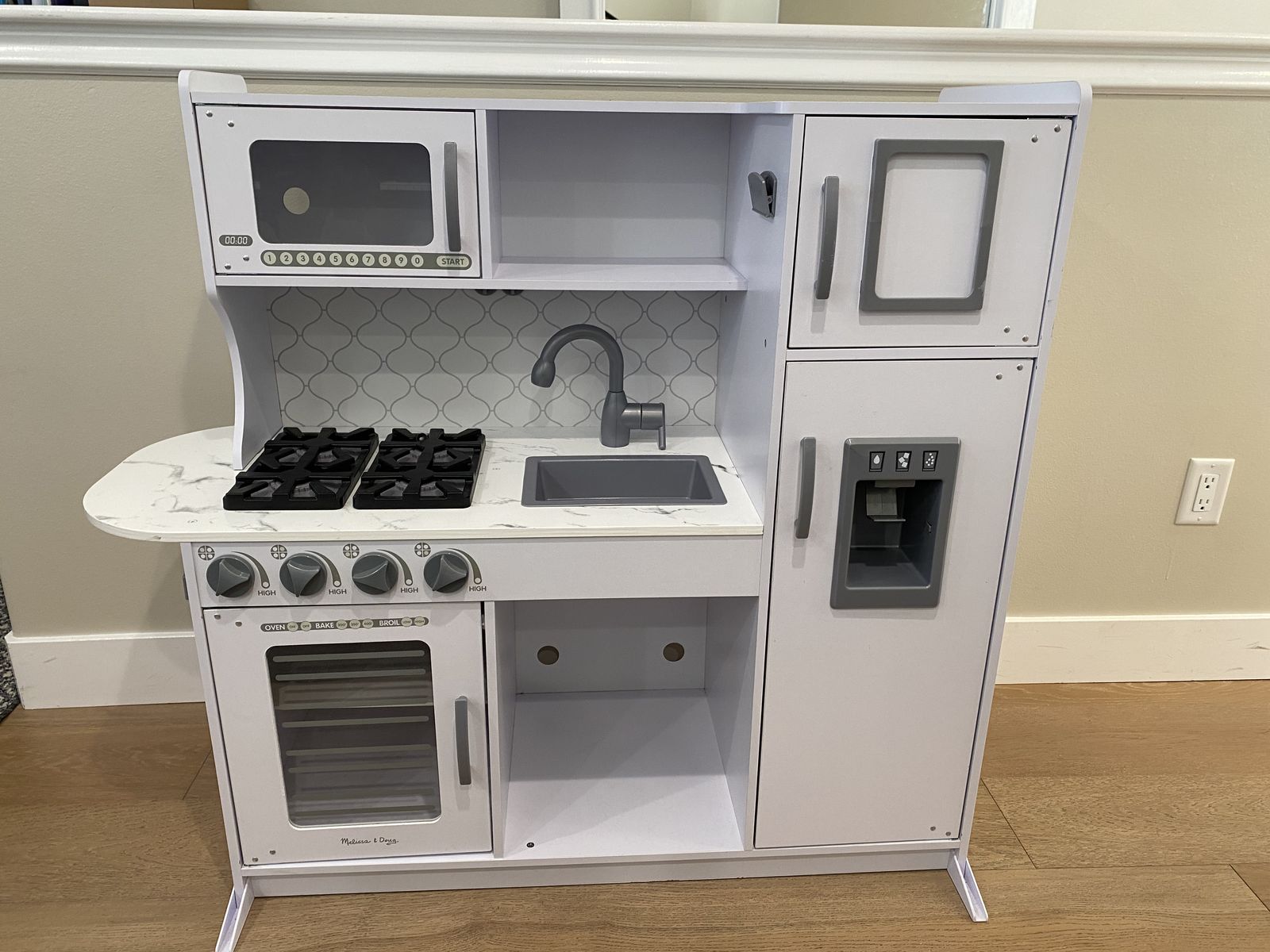 Melissa And Doug Play Kitchen- Like NEW!