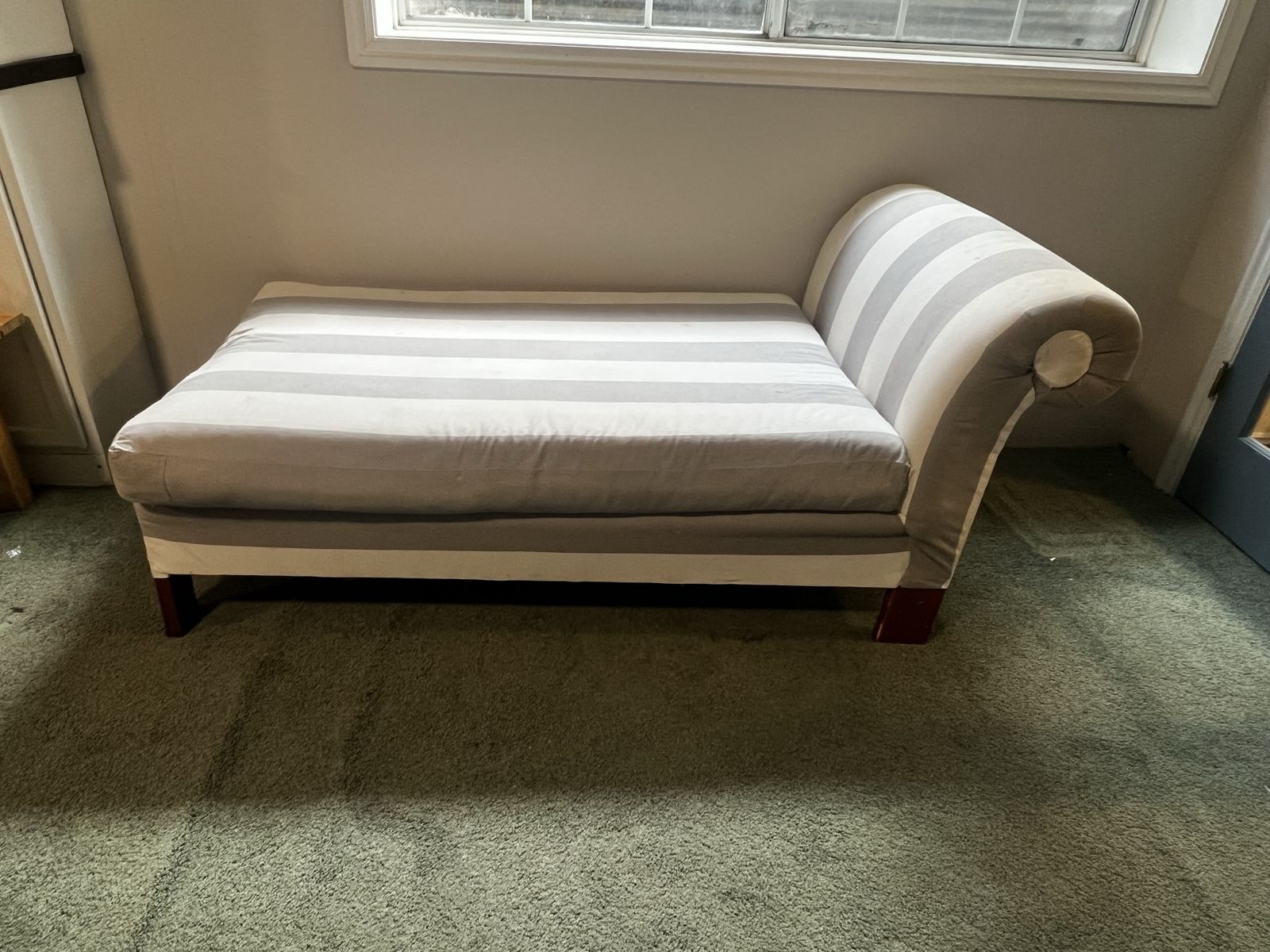 Grey & White Striped Fabric Chaise Lounge - Comfortable Daybed Sofa
