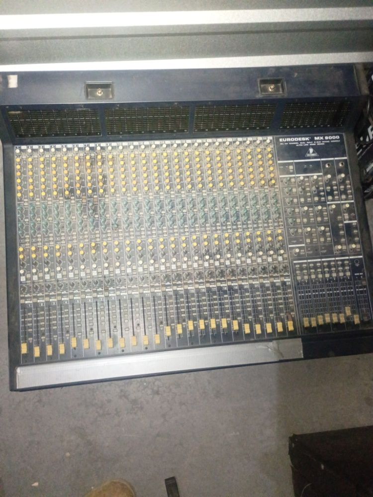 Behringer Eurodesk MX9000 with power supply