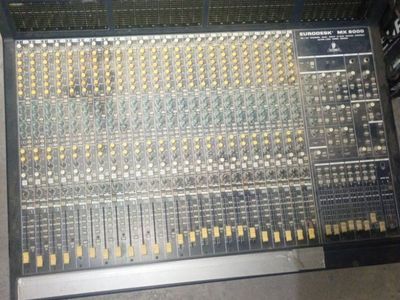 Behringer Eurodesk MX9000 with power supply
