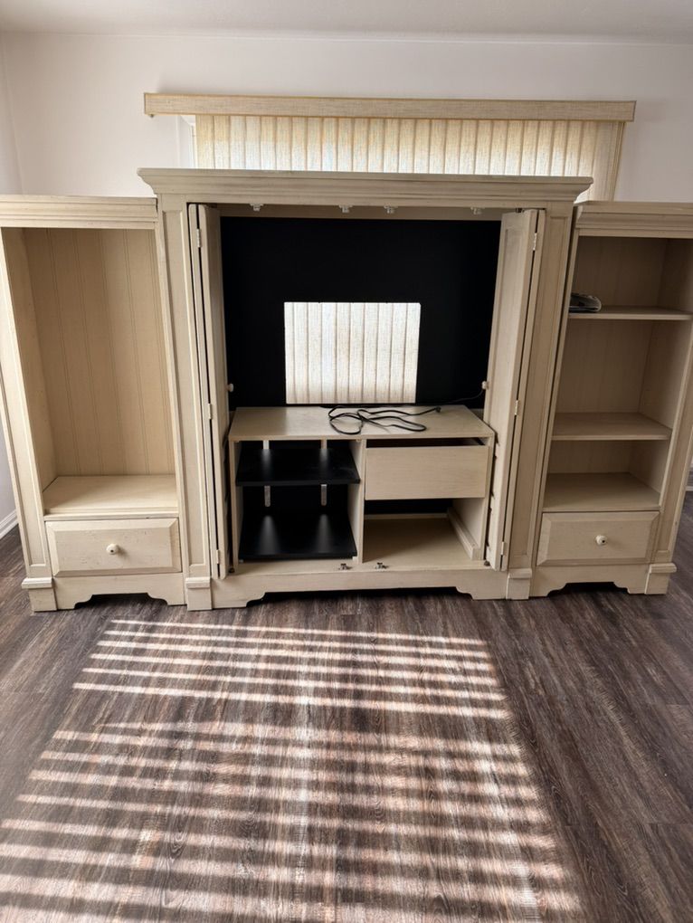 Entertainment Center(Broyhill)