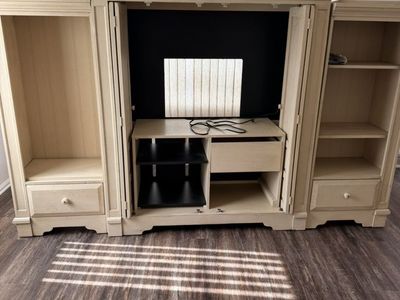 Entertainment Center(Broyhill)
