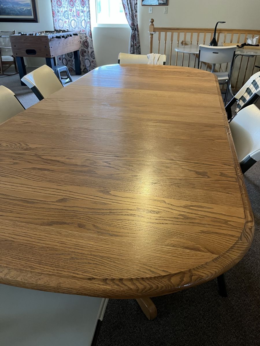 Solid oak table with two  leaf(one in picture )