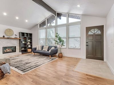 MOVE IN SPECIAL! $250 off your first months rent. Room for rent in a 3 bed 2 bath 4 car garage home in Sandy
