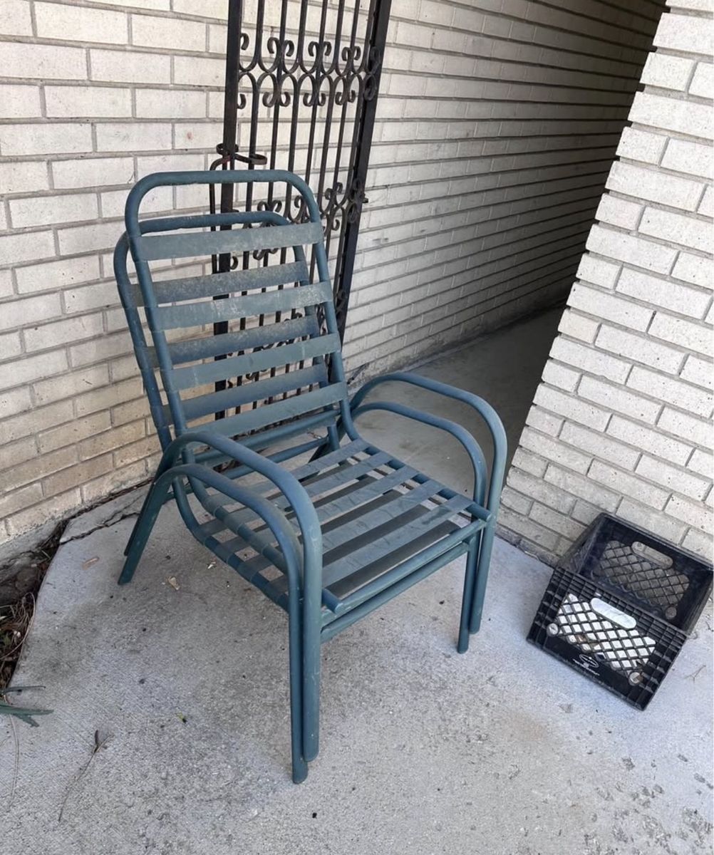 Green metal outdoor chair no cushions