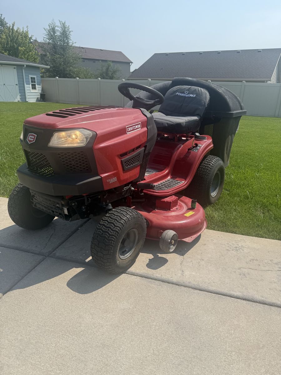 Craftsman T1600 Riding Lawnmower w/ Bagger system