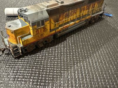 Dcc/no sound Union Pacific Gp Diesel Locomotive Model Train #912 Weathered, ho scale
