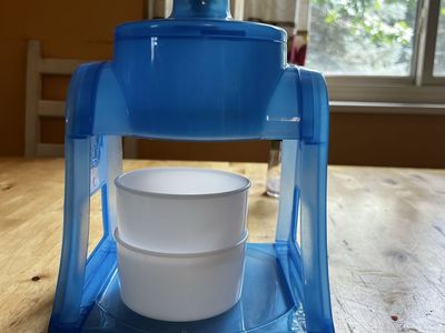 The Pampered Chef/ shaved ice unit