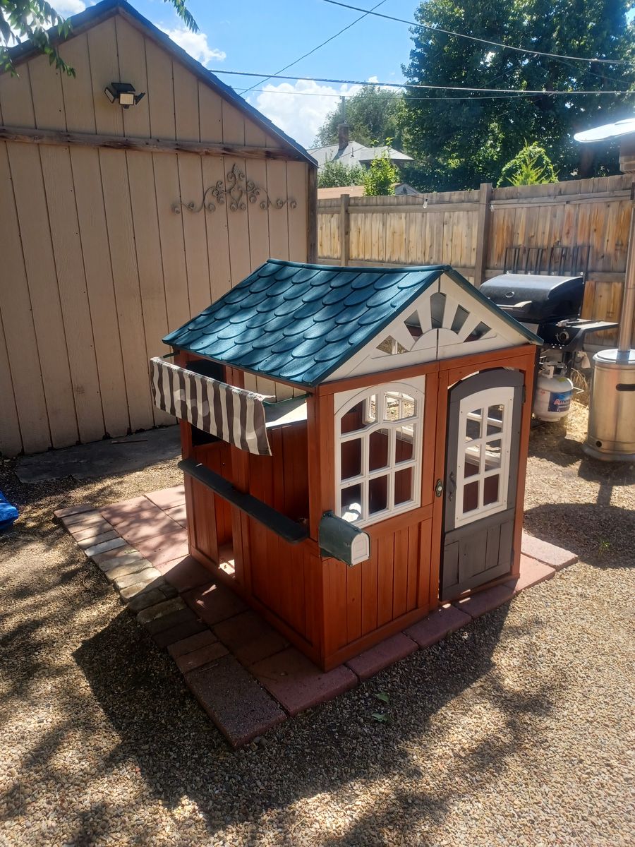KIDS PLAYHOUSE/COUNTRY STORE
