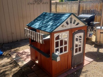 KIDS PLAYHOUSE/COUNTRY STORE