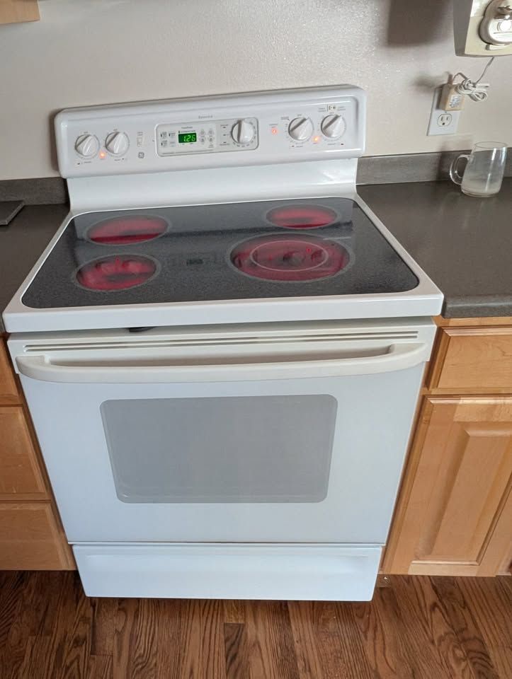GE Spectra 30" Electric Glass Top Range – Excellent Condition