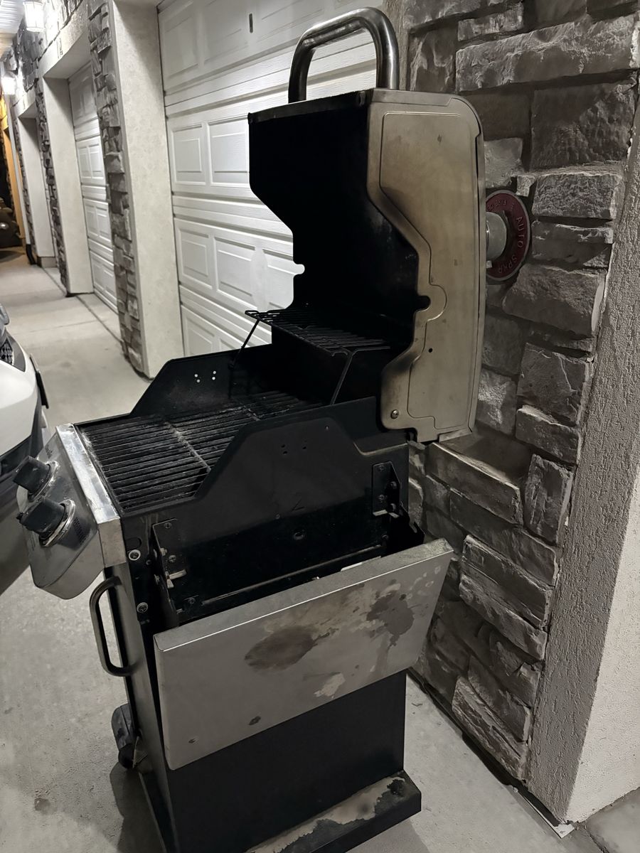 Used Outdoor Gas Grill - Good Condition, Ready for Your Next BBQ