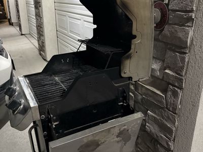 Used Outdoor Gas Grill - Good Condition, Ready for Your Next BBQ