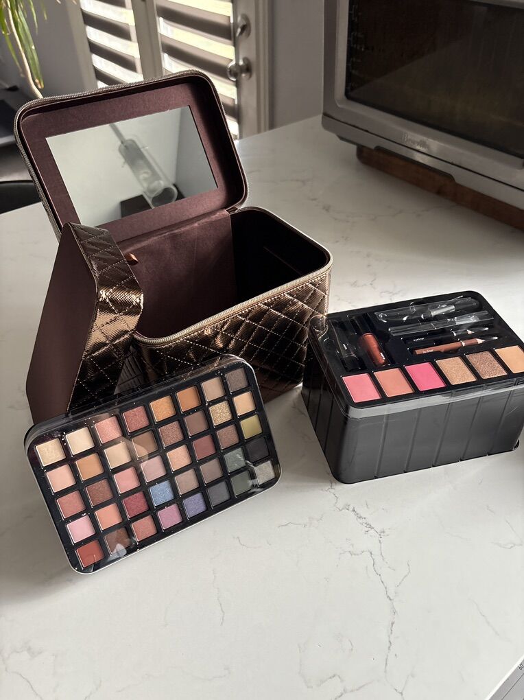 Maceys Makeup Set Retail $90