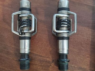 Eggbeater clips