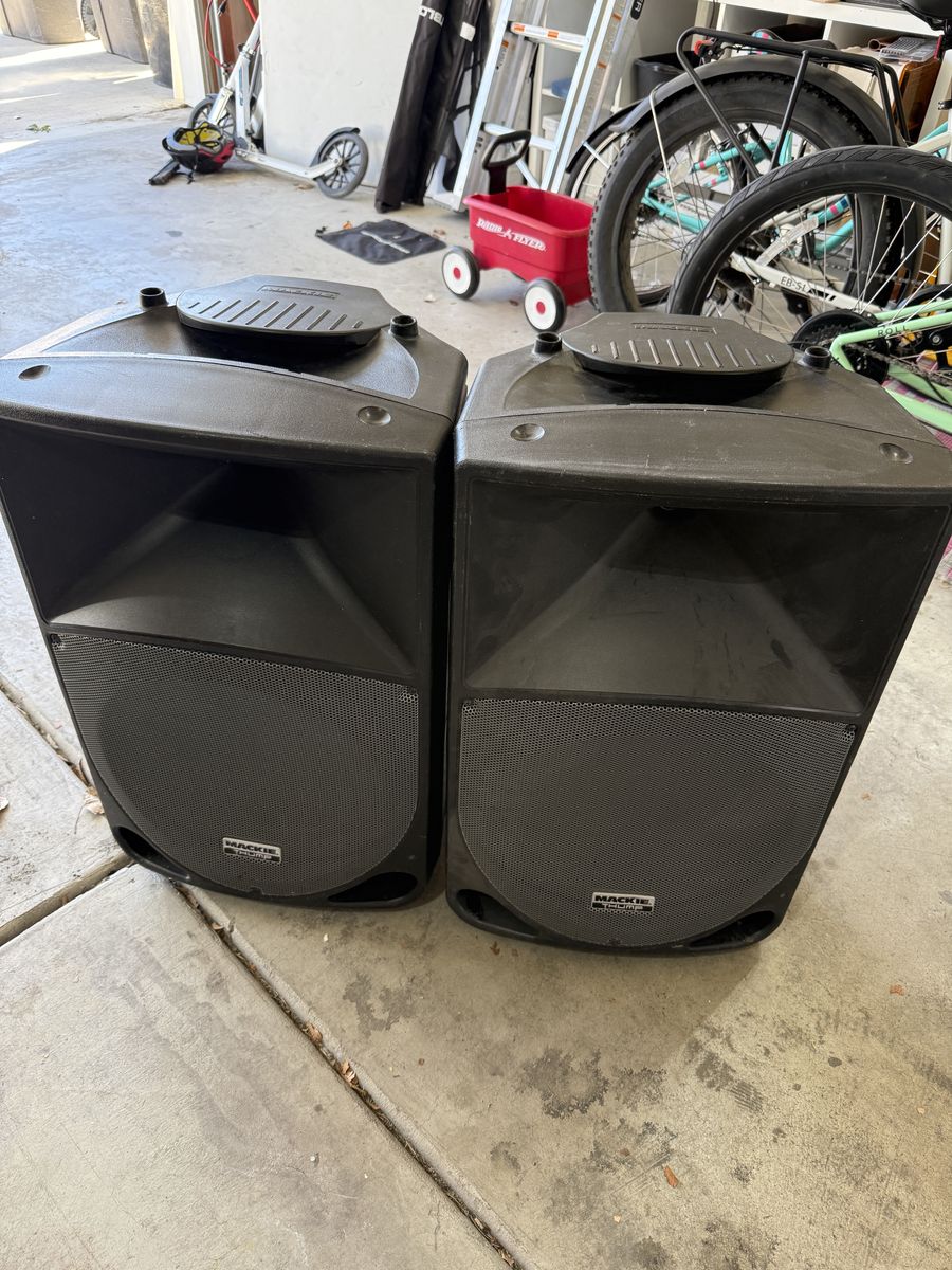 Mackie thump Speakers