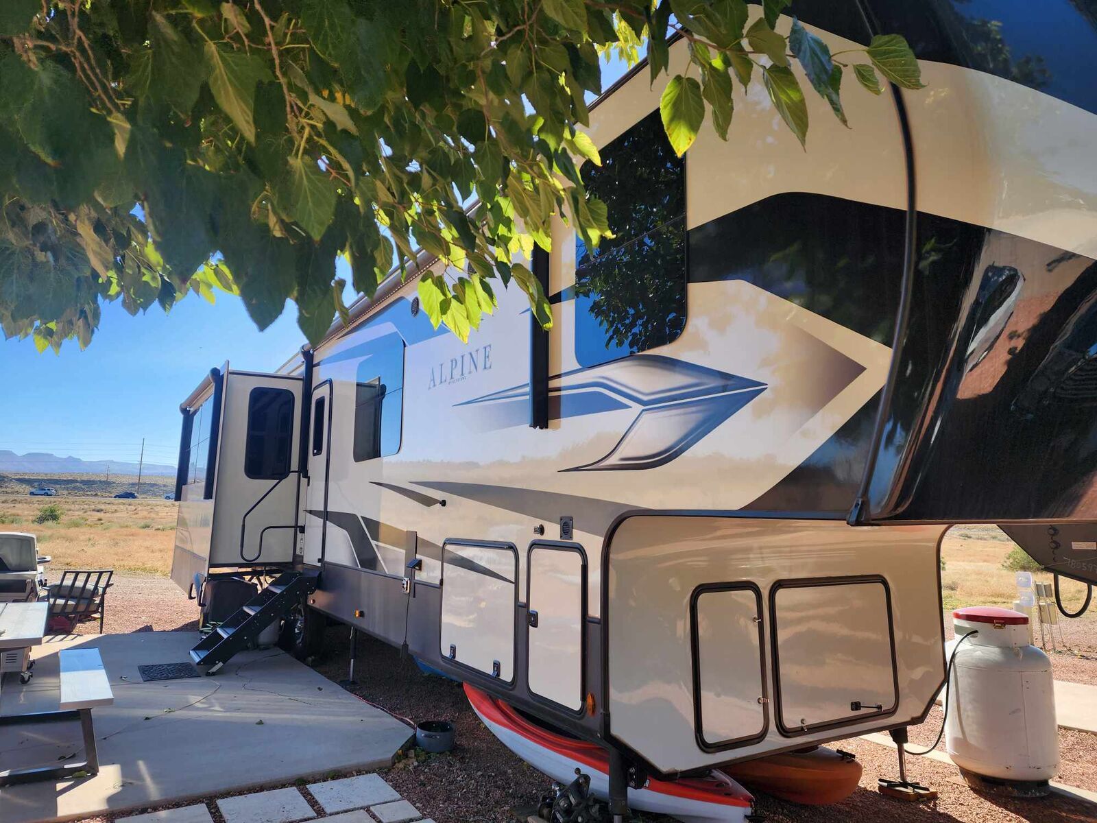 2022 Keystone alpine 3720md Upgraded Luxury Fifth Wheel