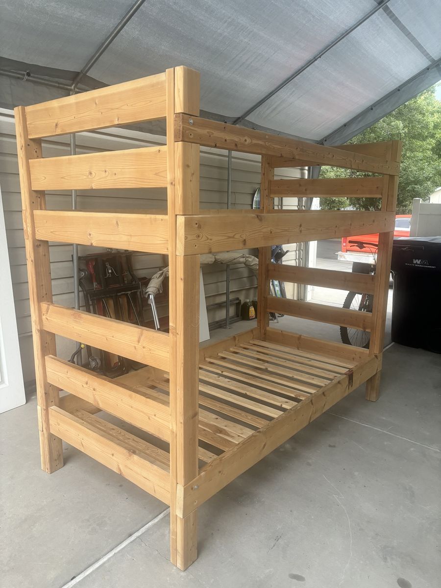 Twin bunk bed 